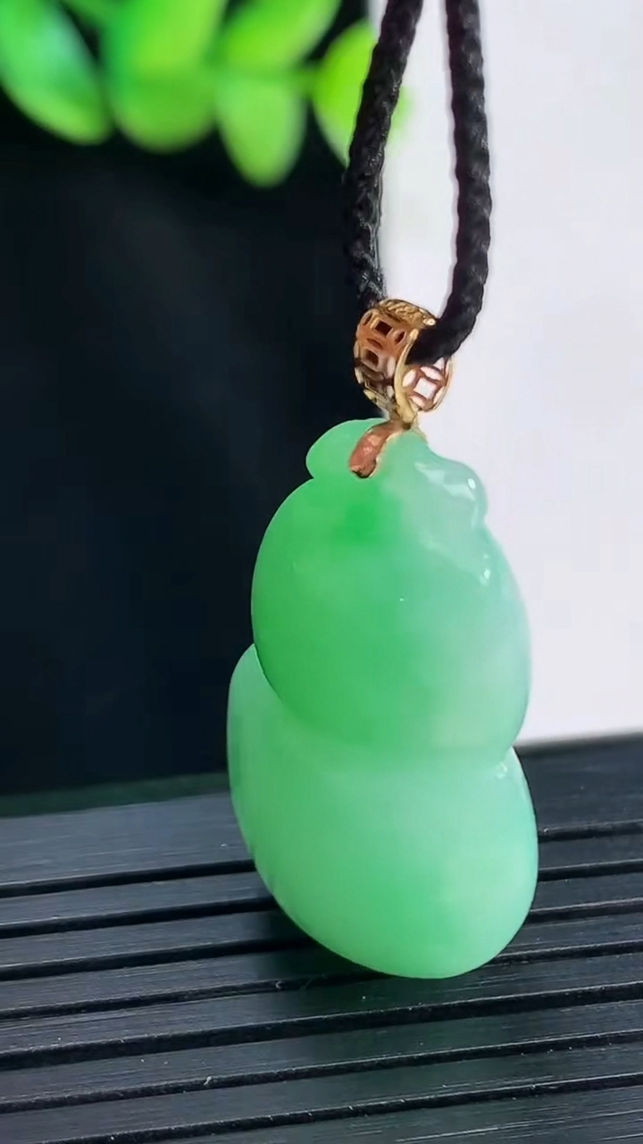天然A货翡翠葫芦吊坠，尺寸26-17.6-11重量:8.93g
4月13日
