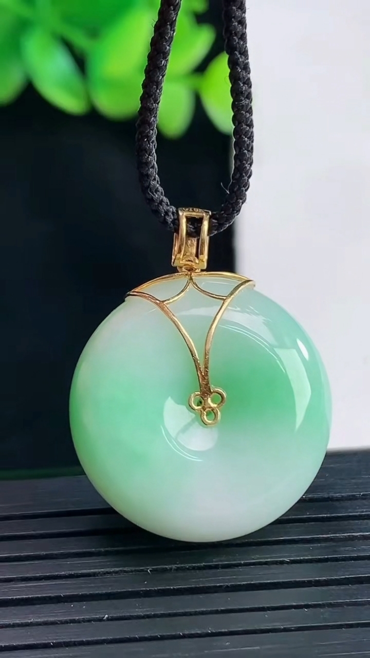 天然A货翡翠平安扣吊坠，尺寸24-10重量:13.52g
4月13日