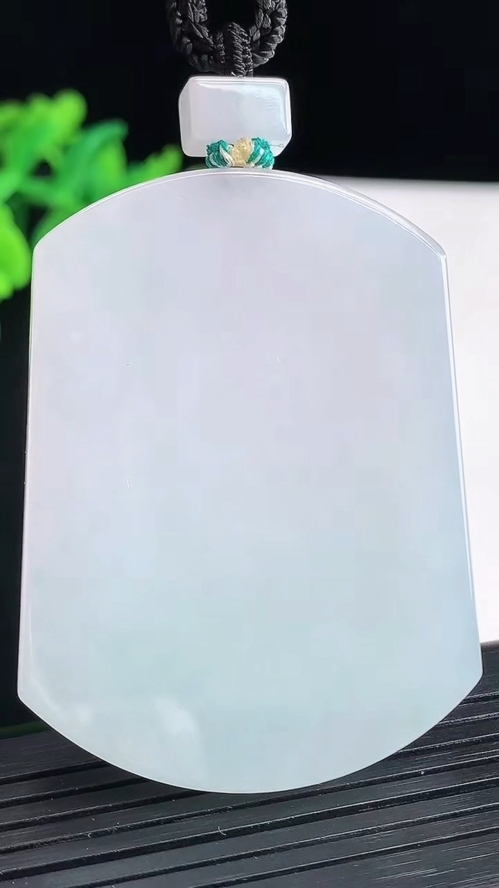 天然A货翡翠无事牌吊坠，尺寸55-41-5.5重量:43.30g
4月13日