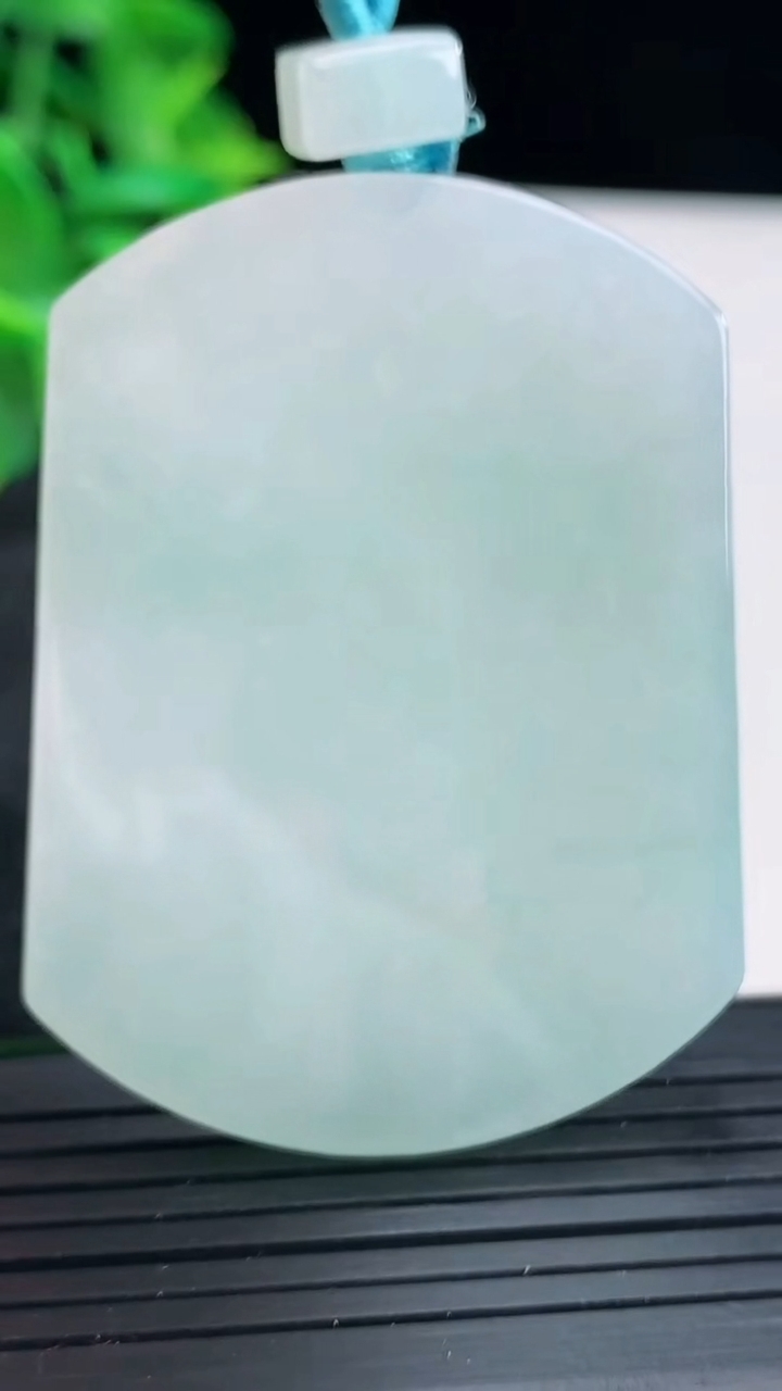 天然A货翡翠无事牌吊坠尺寸53.2-39.8-4.7重量:33.00g
4月13日