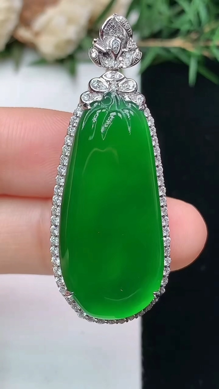 天然A货翡翠福瓜吊坠，尺寸42.6-16.7-9.2，裸石30.8-14.2，重量:8.32g
4月