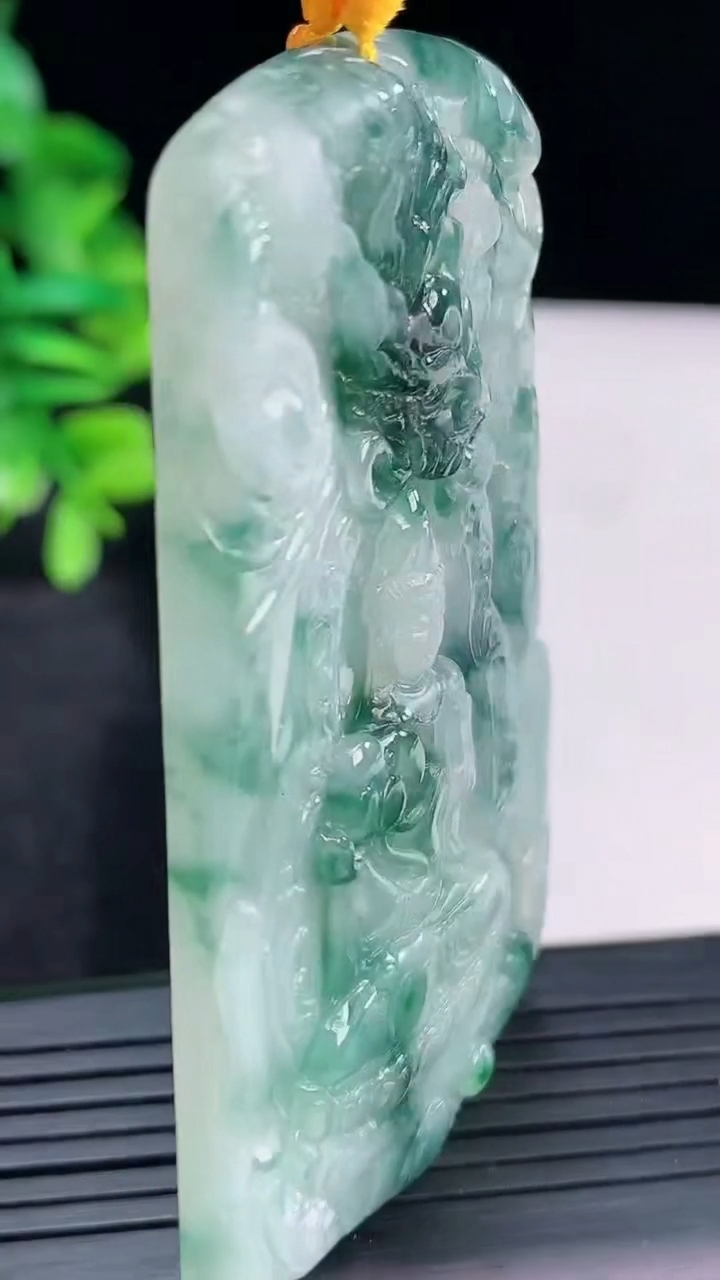 天然A货翡翠飘花祥龙大势至菩萨吊坠尺寸70.1-43-5重量:34.04g
4月13日