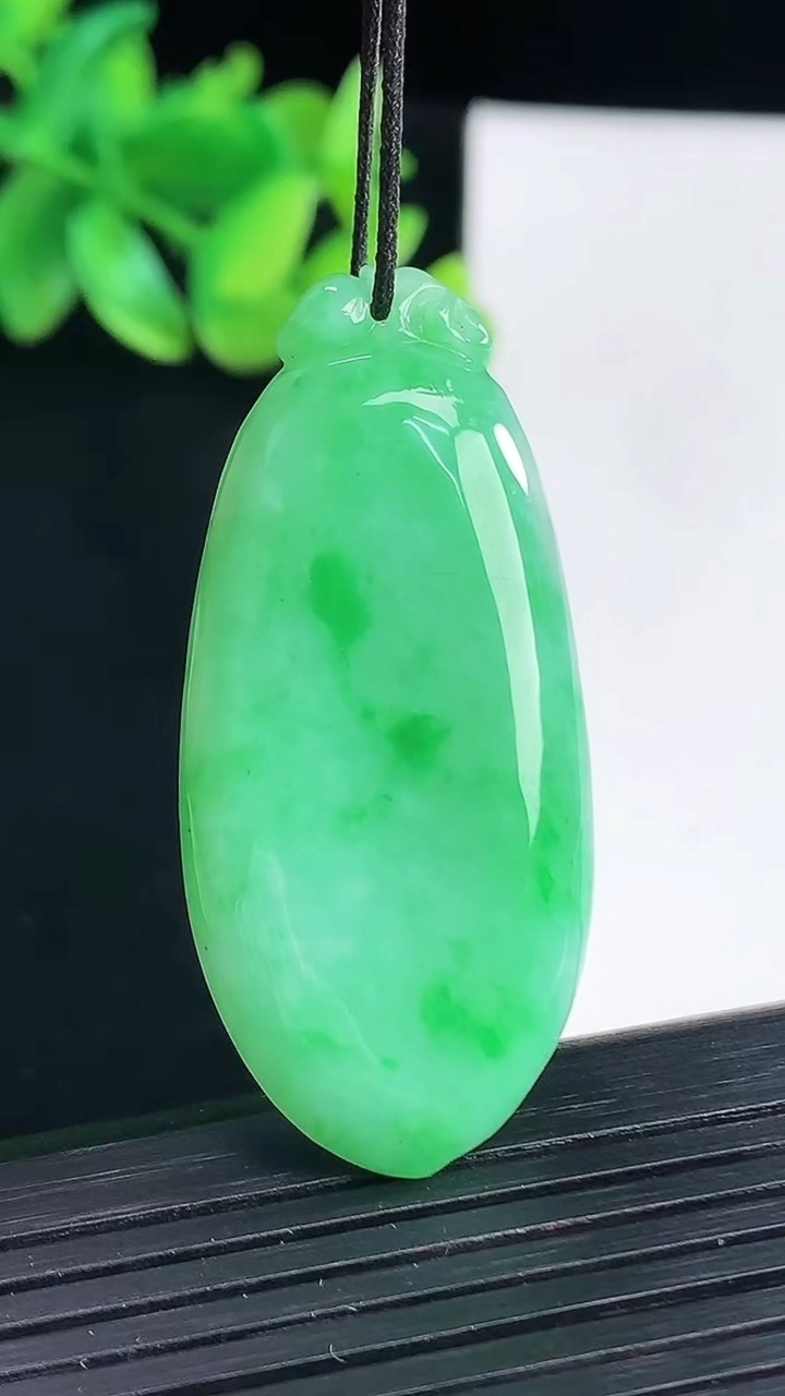 天然A货翡翠福瓜吊坠，尺寸45-21-6.5重量:12.06g
4月13日