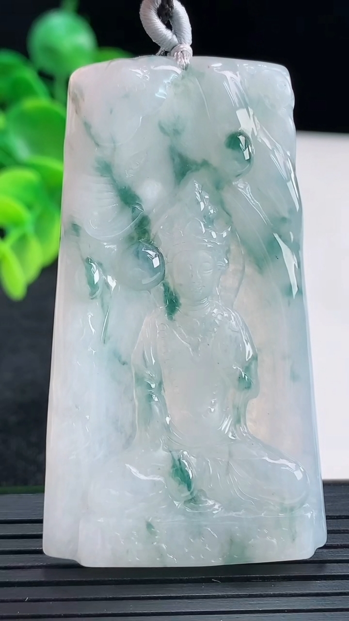 天然A货翡翠飘花普贤菩萨吊坠尺寸64-35.6-4.5重量:24.29g
4月13日