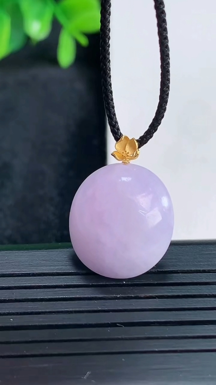 天然A货翡翠18K金紫罗兰蛋面吊坠尺寸22.7-16.9-9.1重量:4.73g
4月13日