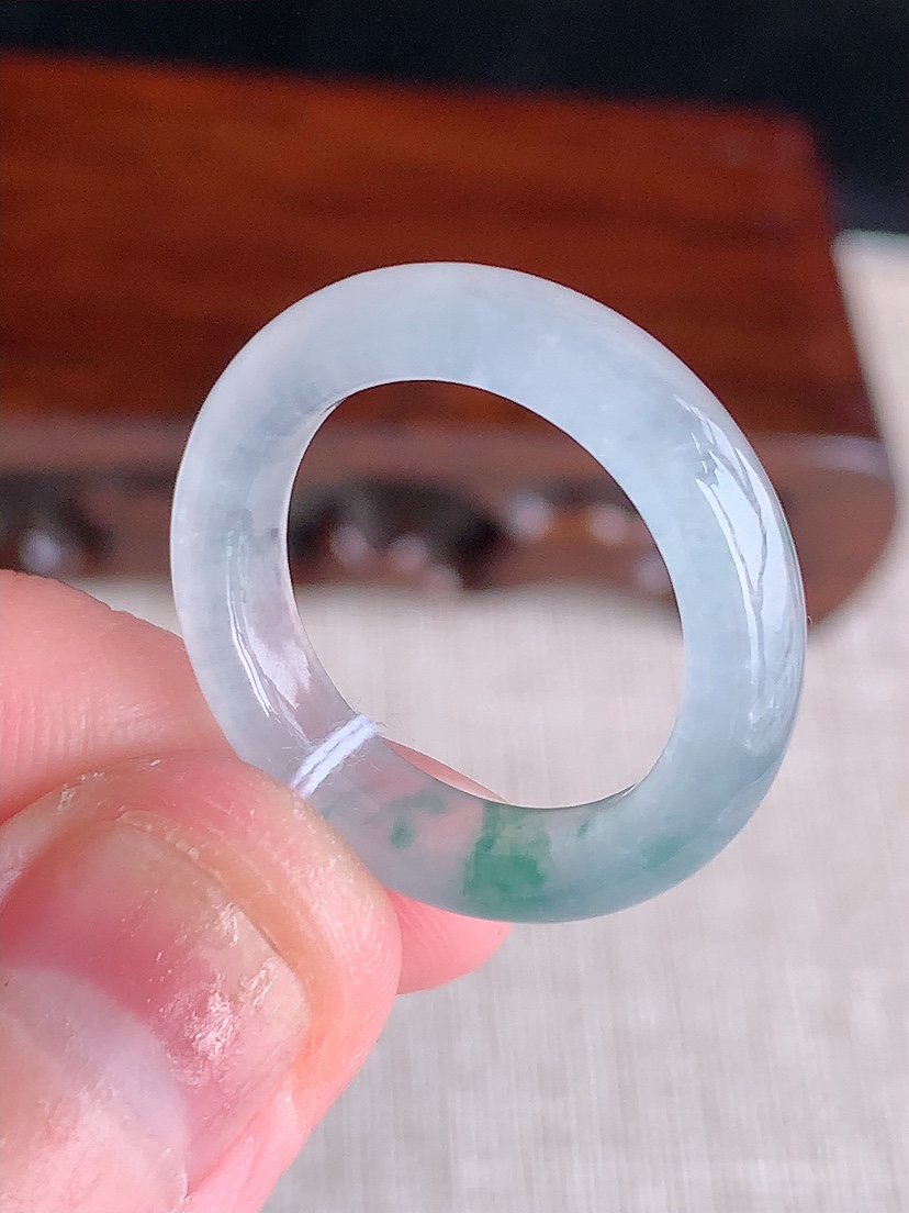 天然A货翡翠飘花素面戒指 
尺寸17.3-5.2-4mm 重量3.58g 0411