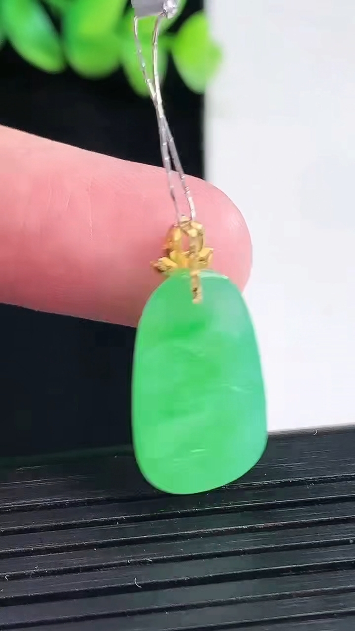 天然A货翡翠福瓜吊坠，尺寸20-13-5.2重量:2.91g
4月13日