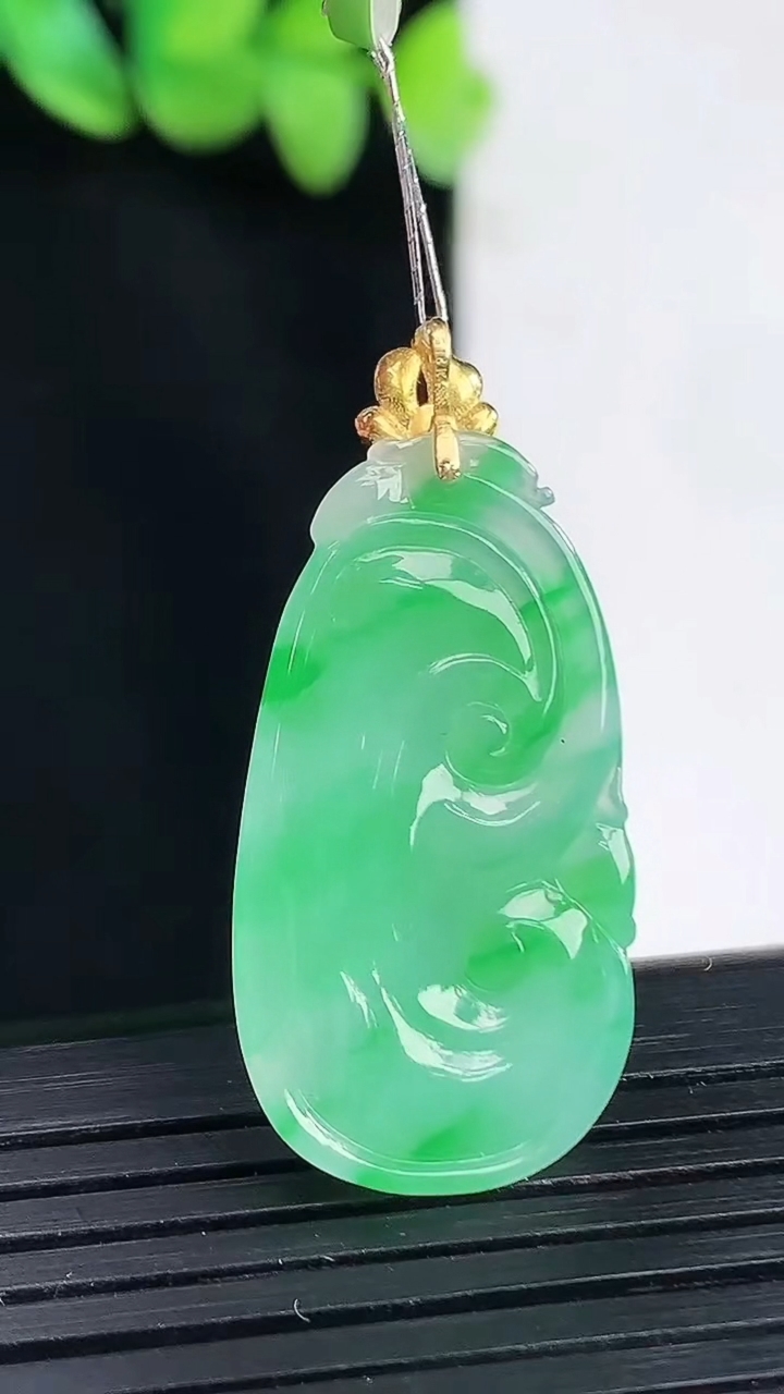 天然A货翡翠如意吊坠，尺寸29-16.5-4重量:3.45g
4月13日