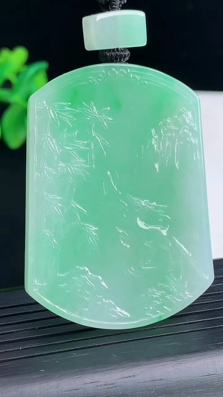 天然A货翡翠山水牌吊坠，尺寸53.6-39-5.2重量:37.27g
4月13日