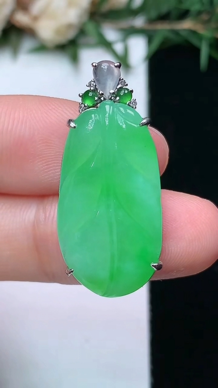 天然A货翡翠金枝玉叶 叶子吊坠，尺寸24-13.2-5.4，重量:4.00g
4月13日