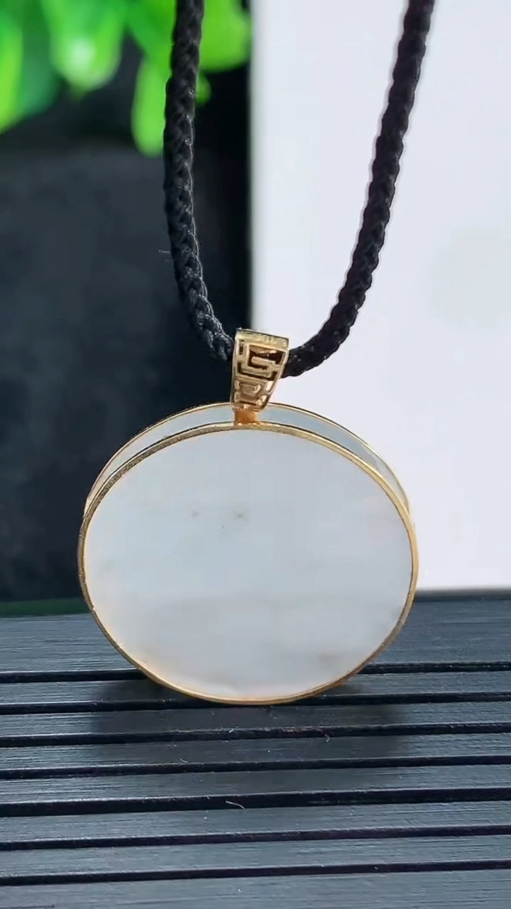 天然A货翡翠无事牌吊坠尺寸20.3-3重量:3.23g
4月13日