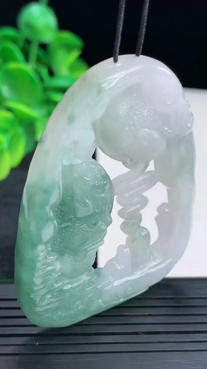 天然A货翡翠一念之间吊坠尺寸59.6-45.9-6.8重量:32.57g
4月13日