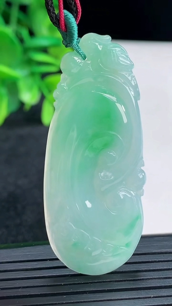 天然A货翡翠如意吊坠尺寸54.3-22.8-5重量:11.77g
4月13日