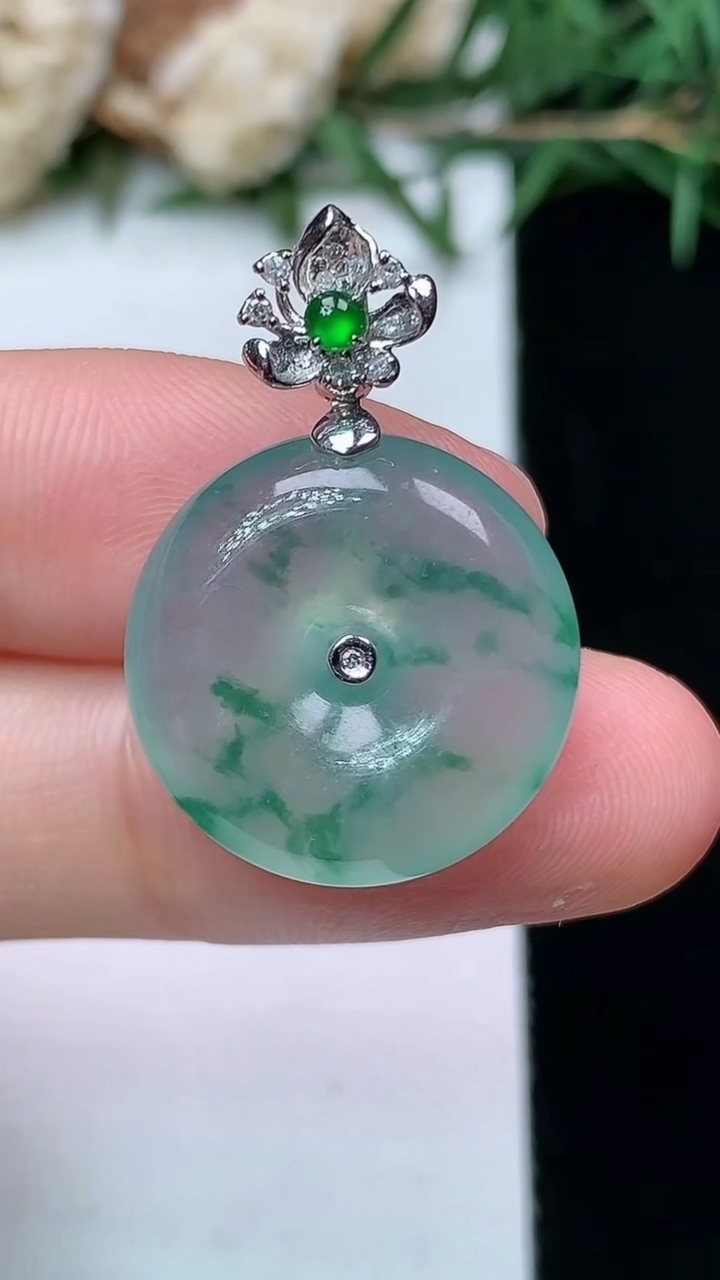 天然A货翡翠飘花平安扣吊坠，尺寸18-5.8，重量:4.63g
4月13日