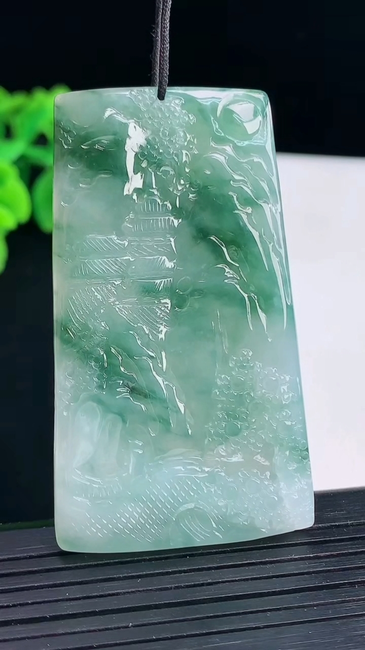 天然A货翡翠牌吊坠，尺寸60.5-35-5.2重量:29.75g
4月13日