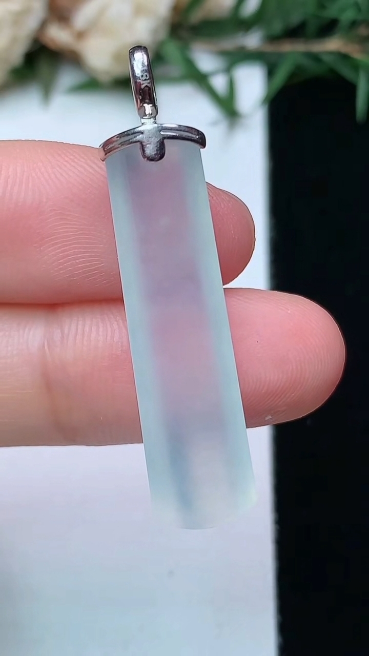 天然A货翡翠白冰平安柱吊坠，尺寸31.3-8-5.3，重量:3.34g
4月13日
