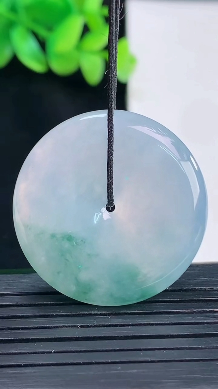 天然A货翡翠飘花平安扣吊坠，尺寸33-5.5重量:12.69g
4月13日