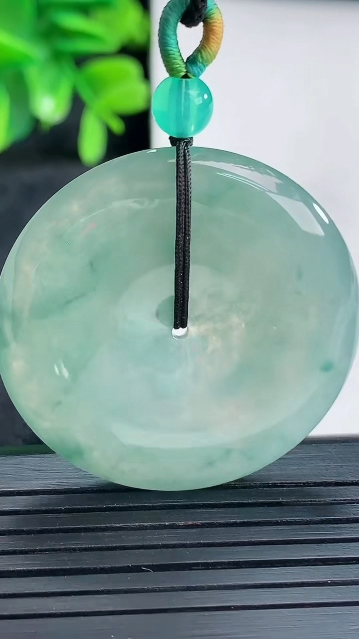 天然A货翡翠飘花平安扣吊坠尺寸37.1-5.4重量:16.82g
4月13日