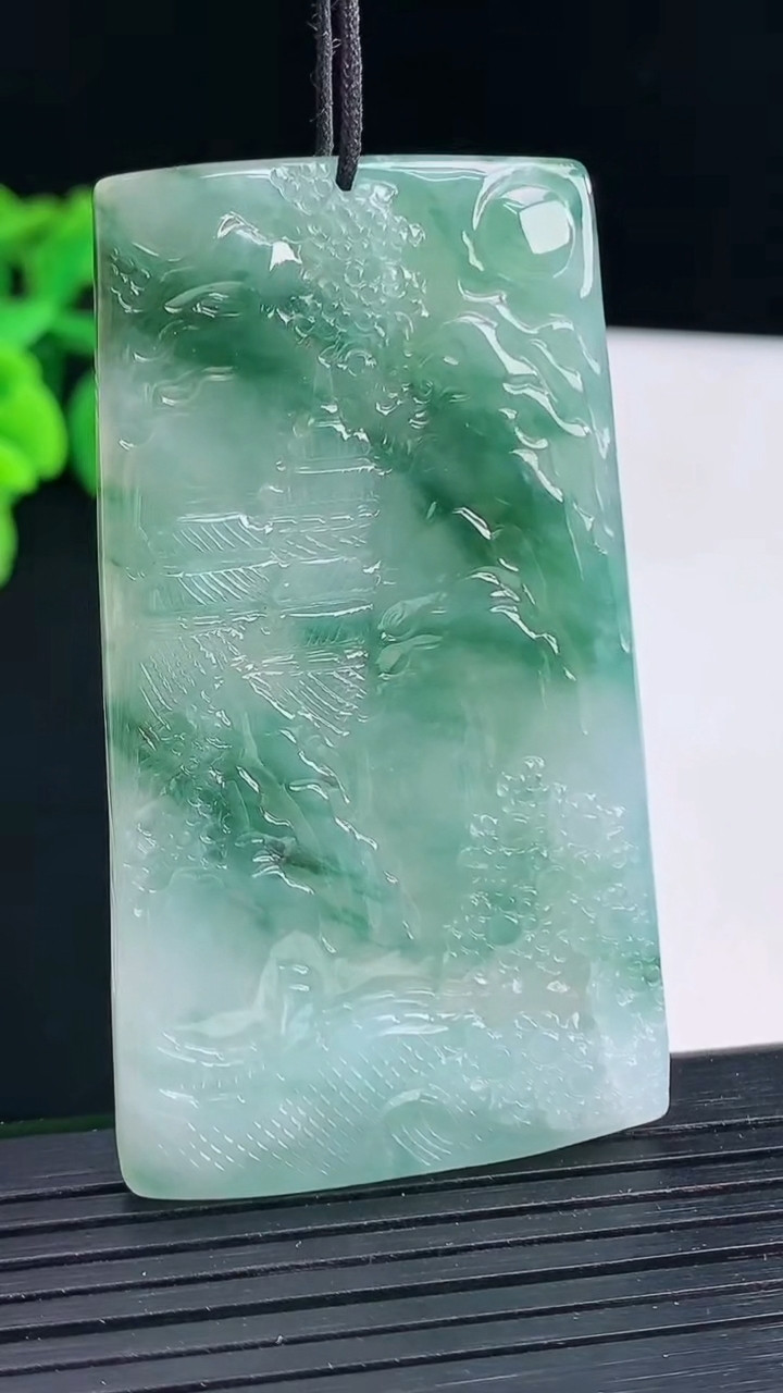 天然A货翡翠牌吊坠，尺寸60.5-35-5.2重量:29.75g
4月13日