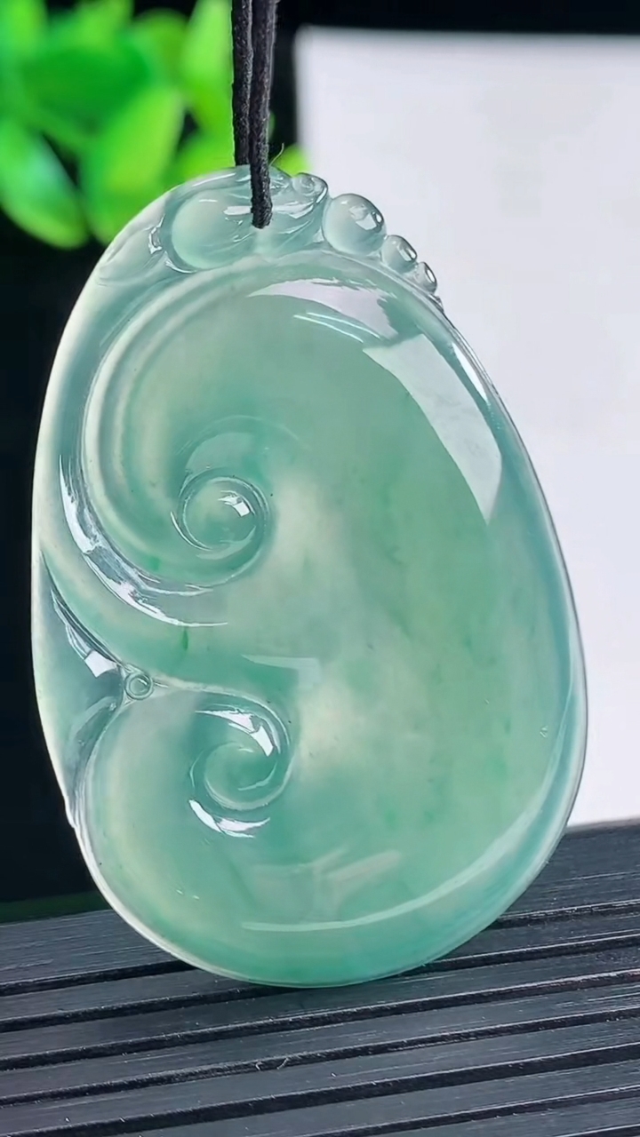 天然A货翡翠如意吊坠，尺寸46-30.5-4.5重量:12.42g
4月13日