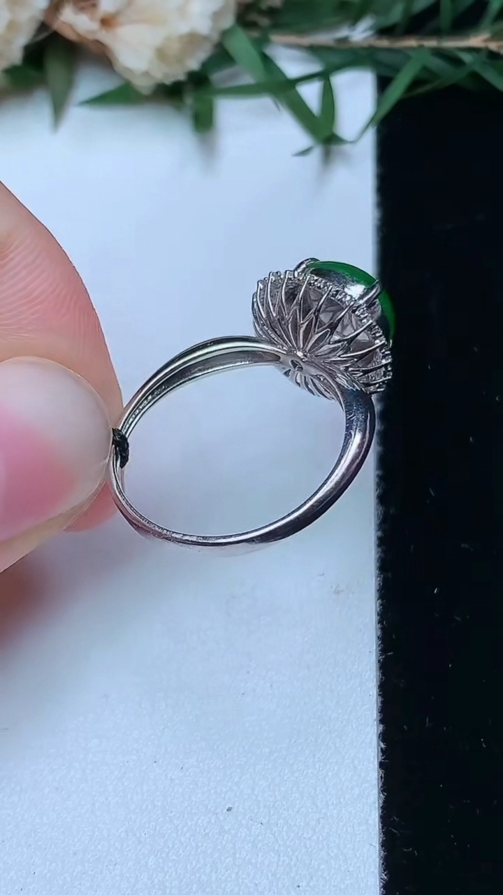 天然A货翡翠蛋面戒指，尺寸17-8.6，重量:2.97g2026年4月13日
工厂直销收藏佳品,种好水足，色泽均匀，有种有色，上手高大气！