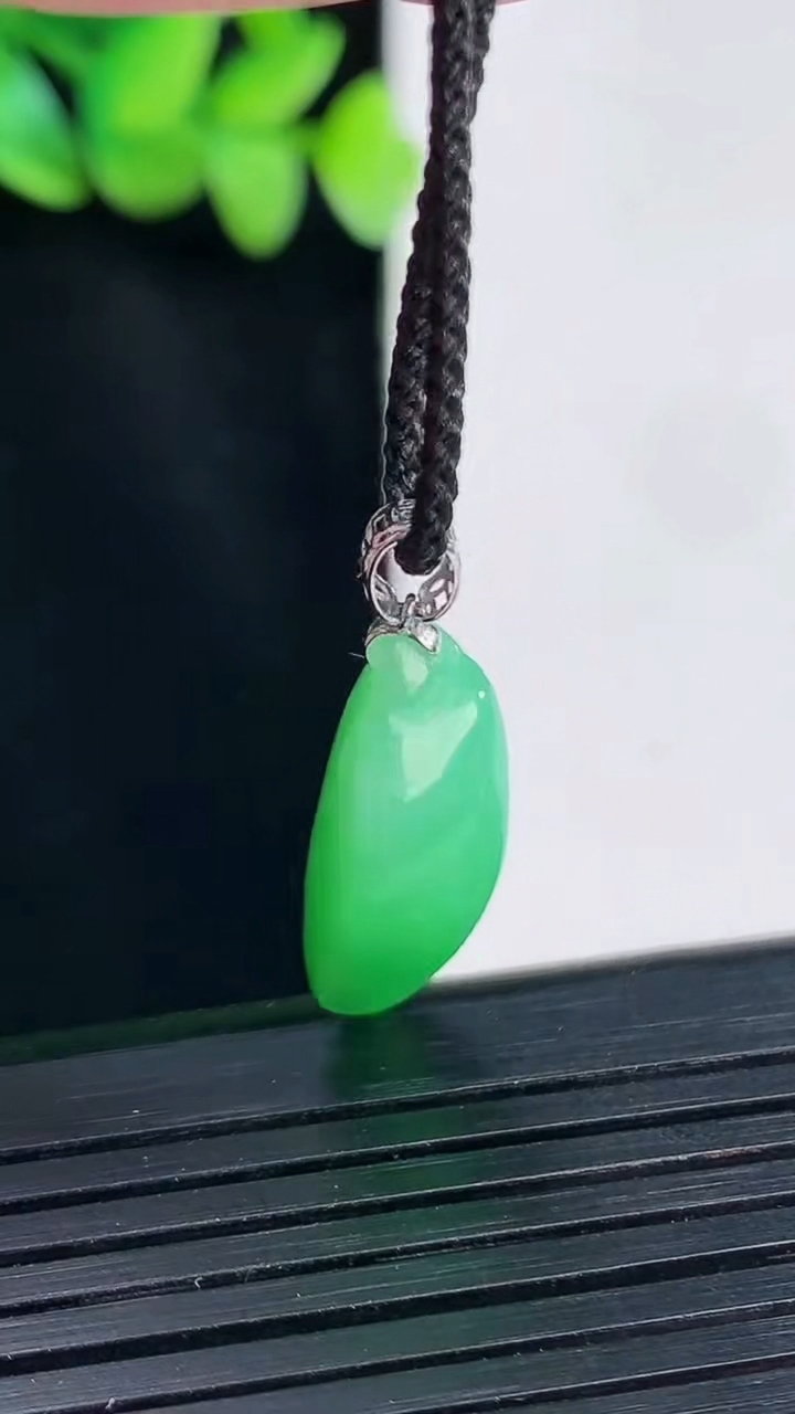 天然A货翡翠福瓜吊坠，尺寸22.5-13-8重量:3.45g
4月13日