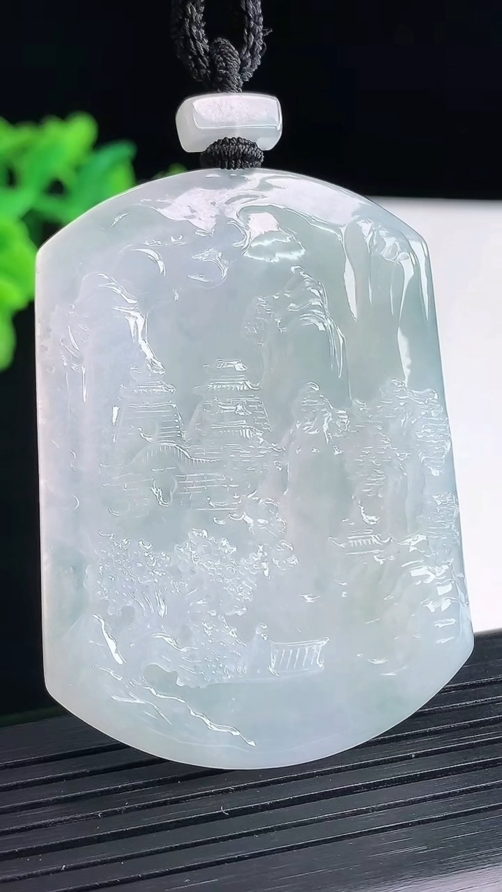 天然A货翡翠牌吊坠，尺寸57-42.5-4.5重量:32.97g
4月13日