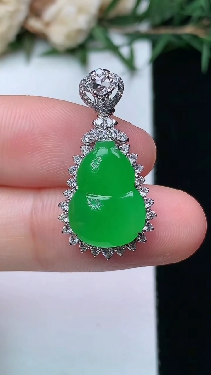 天然A货翡翠葫芦吊坠，尺寸26.2-13.5-6.8，裸石14-10.4，重量:2.80g
4月13