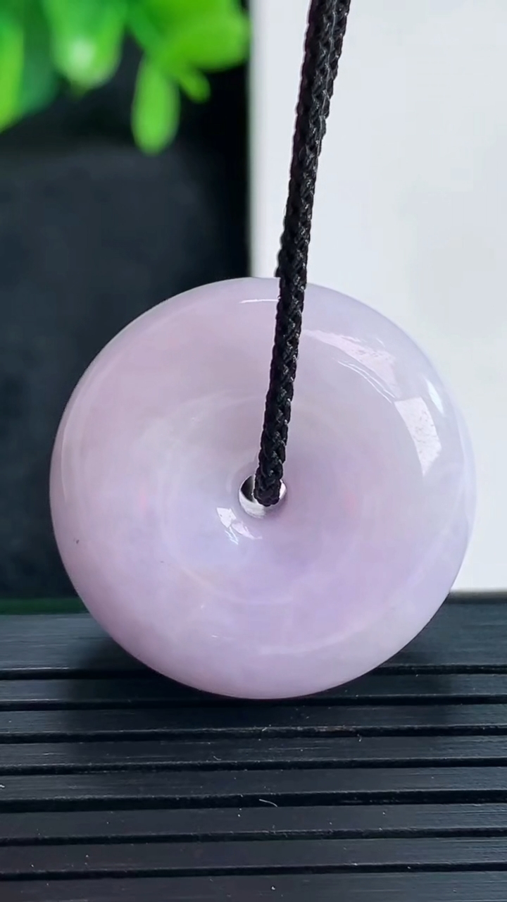 天然A货翡翠紫罗兰平安扣吊坠尺寸26.5-11.4重量:17.19g
4月13日