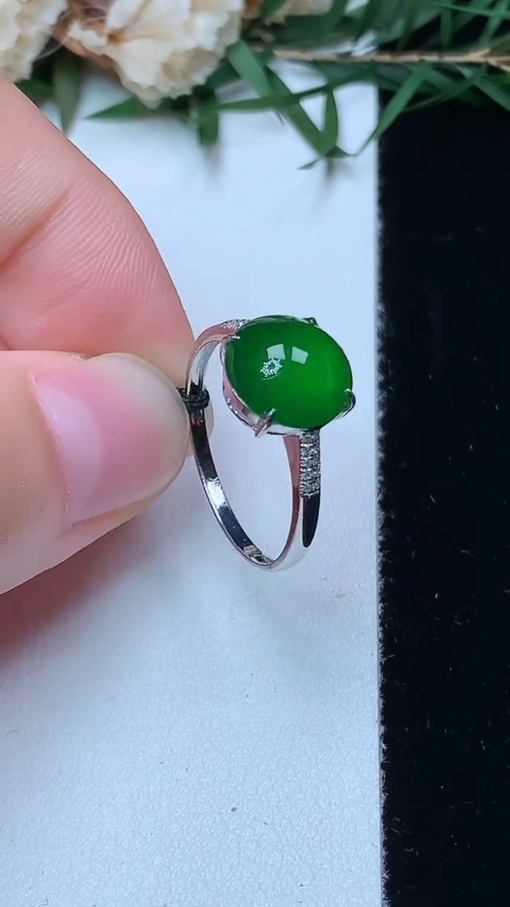 天然A货翡翠蛋面戒指，尺寸17-9，重量:1.56g2026年4月13日
工厂直销收藏佳品,种好水足，色泽均匀，有种有色，上手高大气！