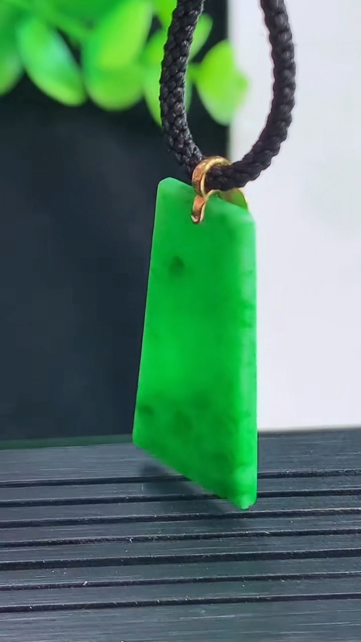 天然A货翡翠无事牌吊坠，尺寸28-14.5-2.5重量:2.82g
4月13日