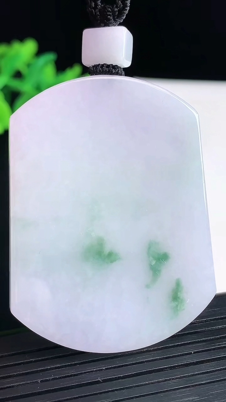 天然A货翡翠彩带彩无事牌吊坠，尺寸53.5-41-5.5重量:40.27g
4月13日