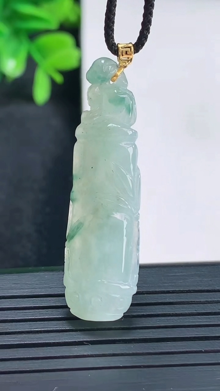 天然A货翡翠18K金飘花节节高升 竹节吊坠尺寸42.1-11.9-5.4重量:5.61g
4月13日