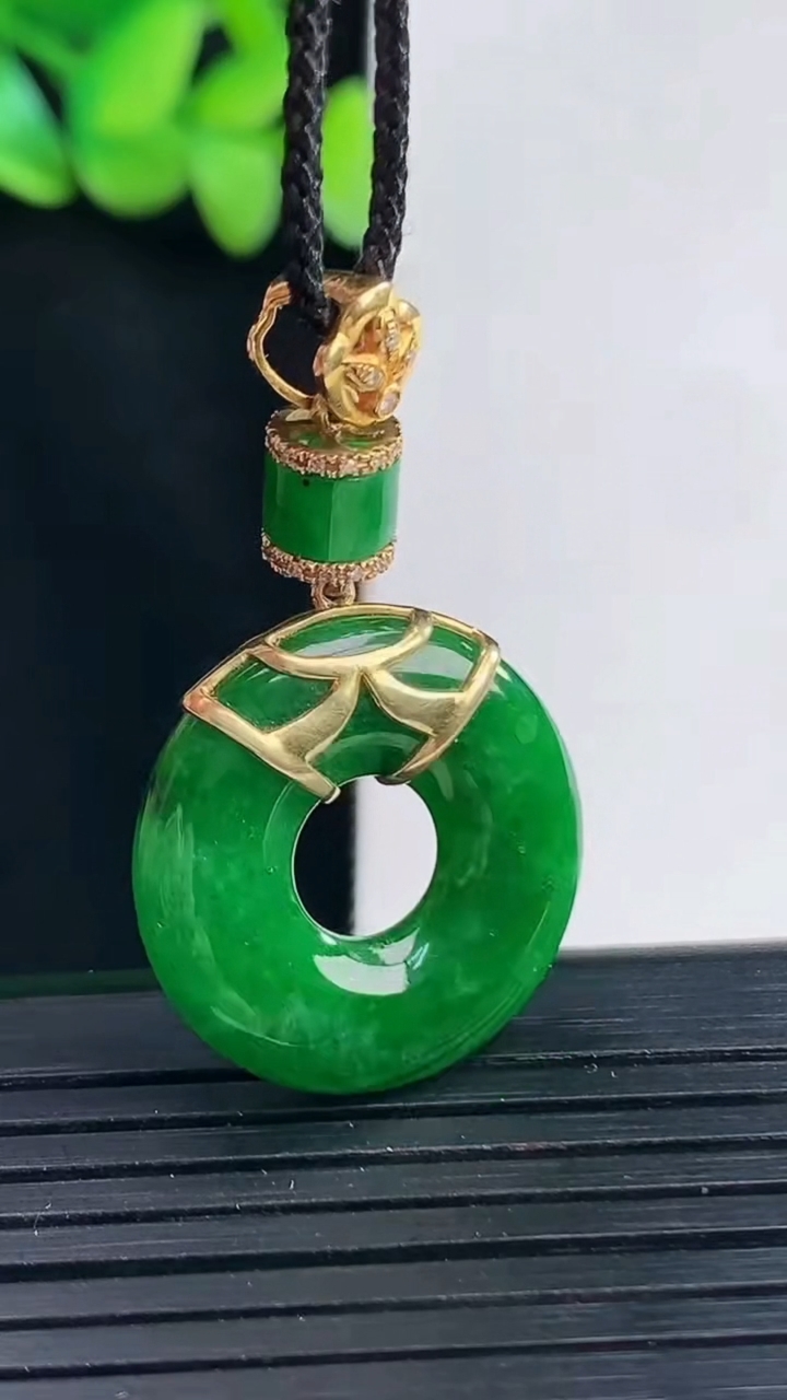 天然A货翡翠子母平安环吊坠，尺寸21.5-3.6重量:4.94g
4月13日