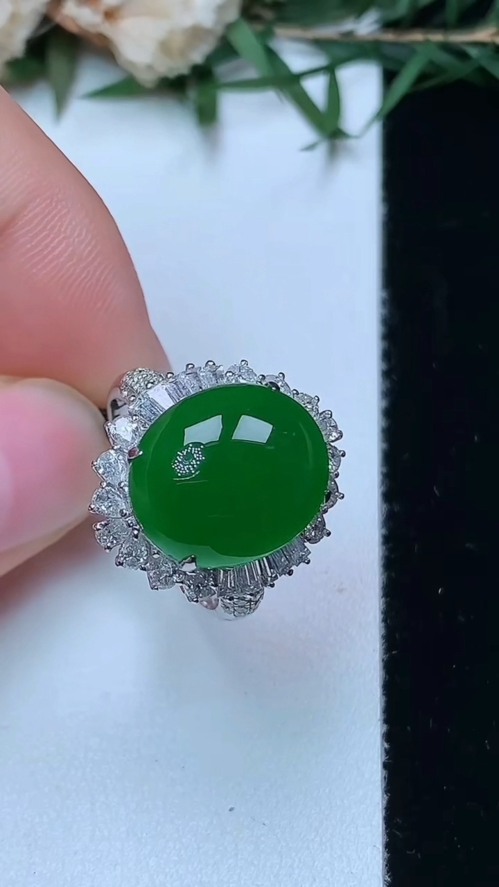 天然A货翡翠蛋面戒指，尺寸16.7-13.4-11.3，重量:4.46g2026年4月13日
工厂直销收藏佳品,种好水足，色泽均匀，有种有色，上手高大气！