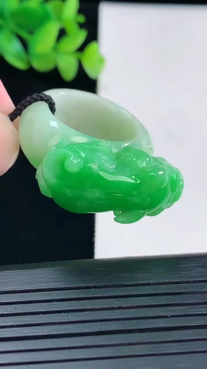 天然A货翡翠貔貅玉扳指，尺寸20.2-12-14重量:21.22g
4月13日