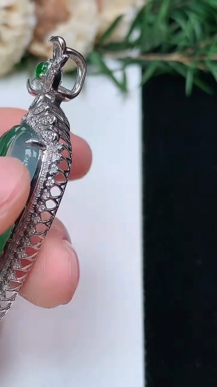 天然A货翡翠金枝玉叶 叶子吊坠，尺寸47.3-22.8-8.5，裸石29.3-18.5，重量:8.17g
4月13日