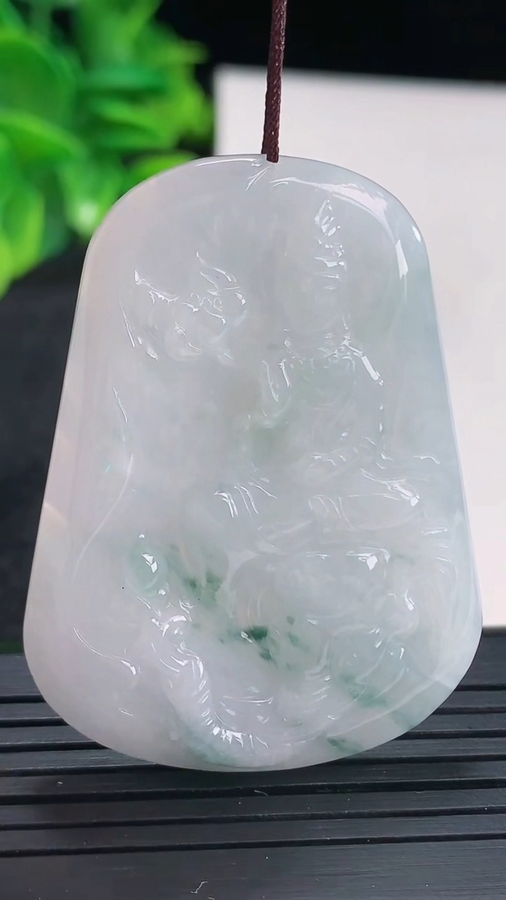 天然A货翡翠飘花普贤菩萨吊坠尺寸48.5-36.3-5.4重量:19.91g
4月13日