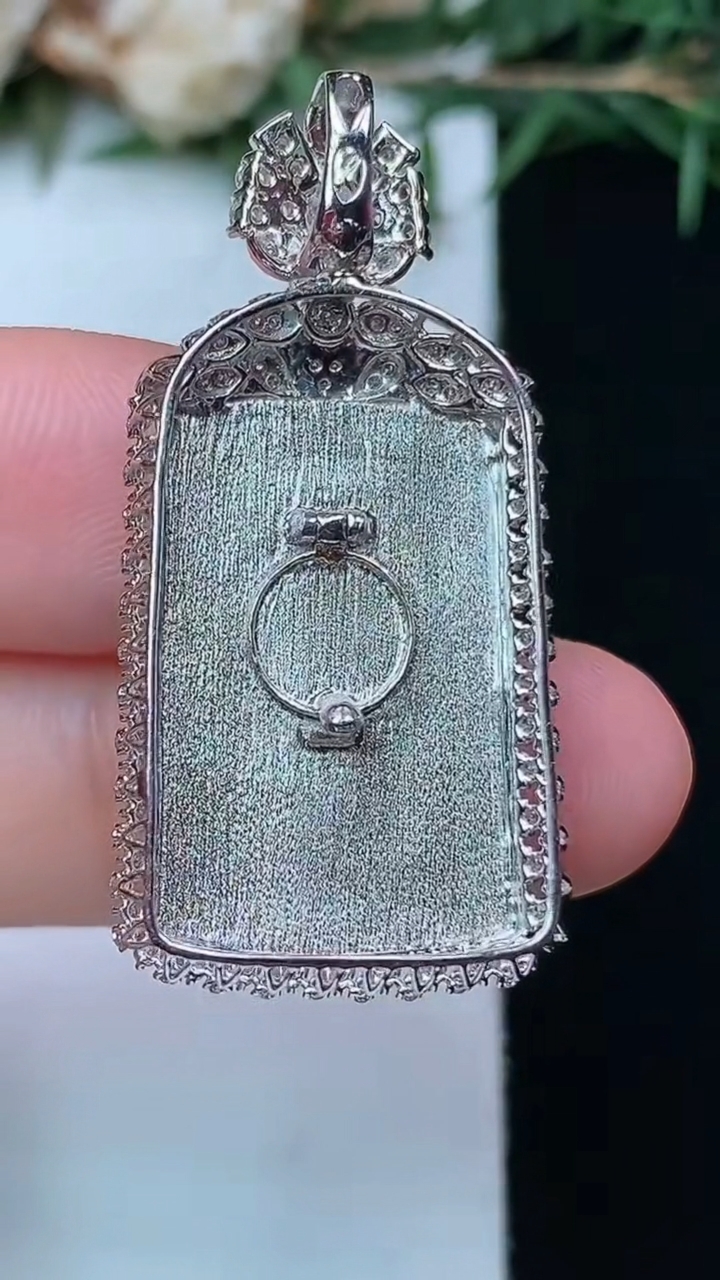 天然A货翡翠无事牌吊坠，尺寸36.9-17.6-8.2，裸石22.3-14，重量:5.04g
4月13日