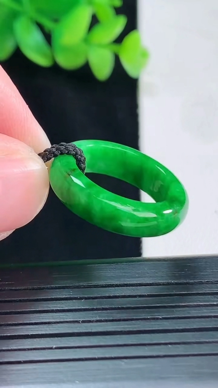 天然A货翡翠素面玉指环 戒指，尺寸16.8-6-4重量:3.98g2026年4月13日
工厂直销收藏佳品,种好水足，色泽均匀，有种有色，上手高大气！