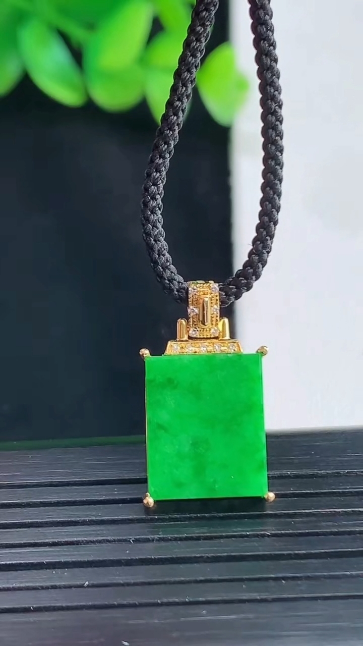 天然A货翡翠无事牌吊坠，尺寸21-12-4，裸石13-12重量:1.91g
4月13日