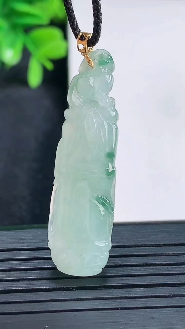 天然A货翡翠18K金飘花节节高升 竹节吊坠尺寸42.1-11.9-5.4重量:5.61g
4月13日