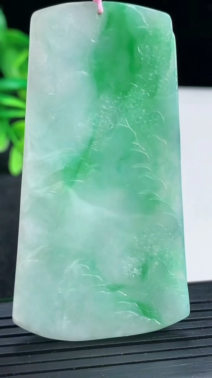 天然A货翡翠山水牌吊坠尺寸69.7-38-4.9重量:28.86g
4月13日