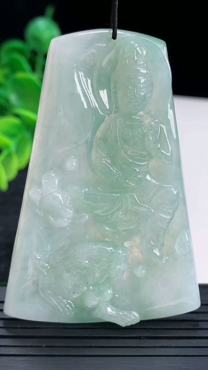 天然A货翡翠文殊菩萨吊坠尺寸67.6-47.1-5.8重量:31.42g
4月13日