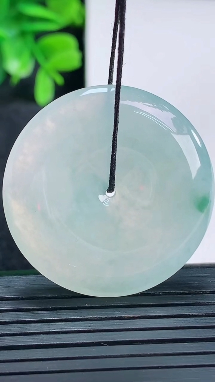 天然A货翡翠飘花平安扣吊坠尺寸35.4-5.6重量:15.29g
4月13日