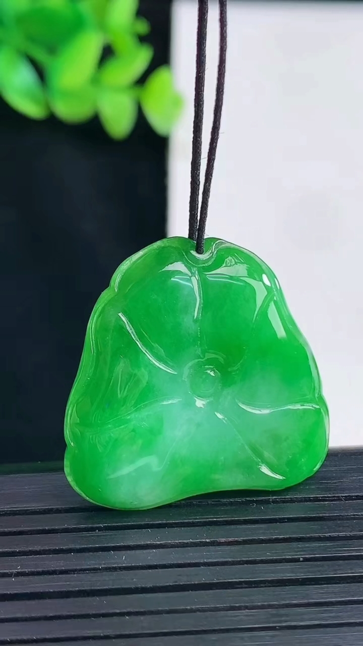 天然A货翡翠和和美美 荷花吊坠，尺寸29.6-29-5.6重量:8.37g
4月13日