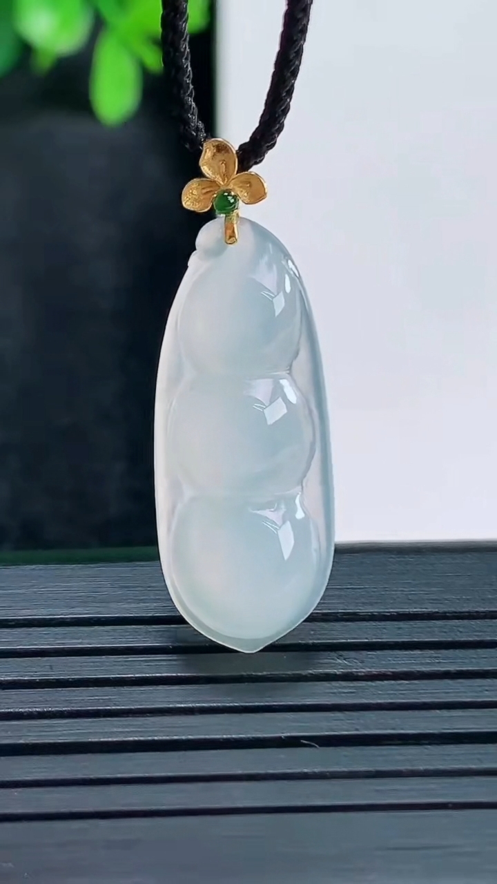 天然A货翡翠福豆吊坠尺寸32.9-11.3-5.3重量:2.55g
4月13日