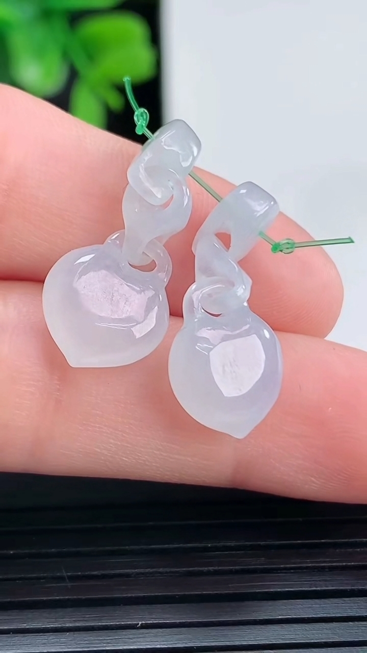 天然A货翡翠环环相扣吊坠一对尺寸24-10.1-4重量:2.77g
4月13日