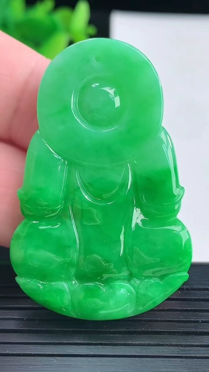 天然A货翡翠正装观音吊坠，尺寸48-31-5.6重量:15.72g
4月13日