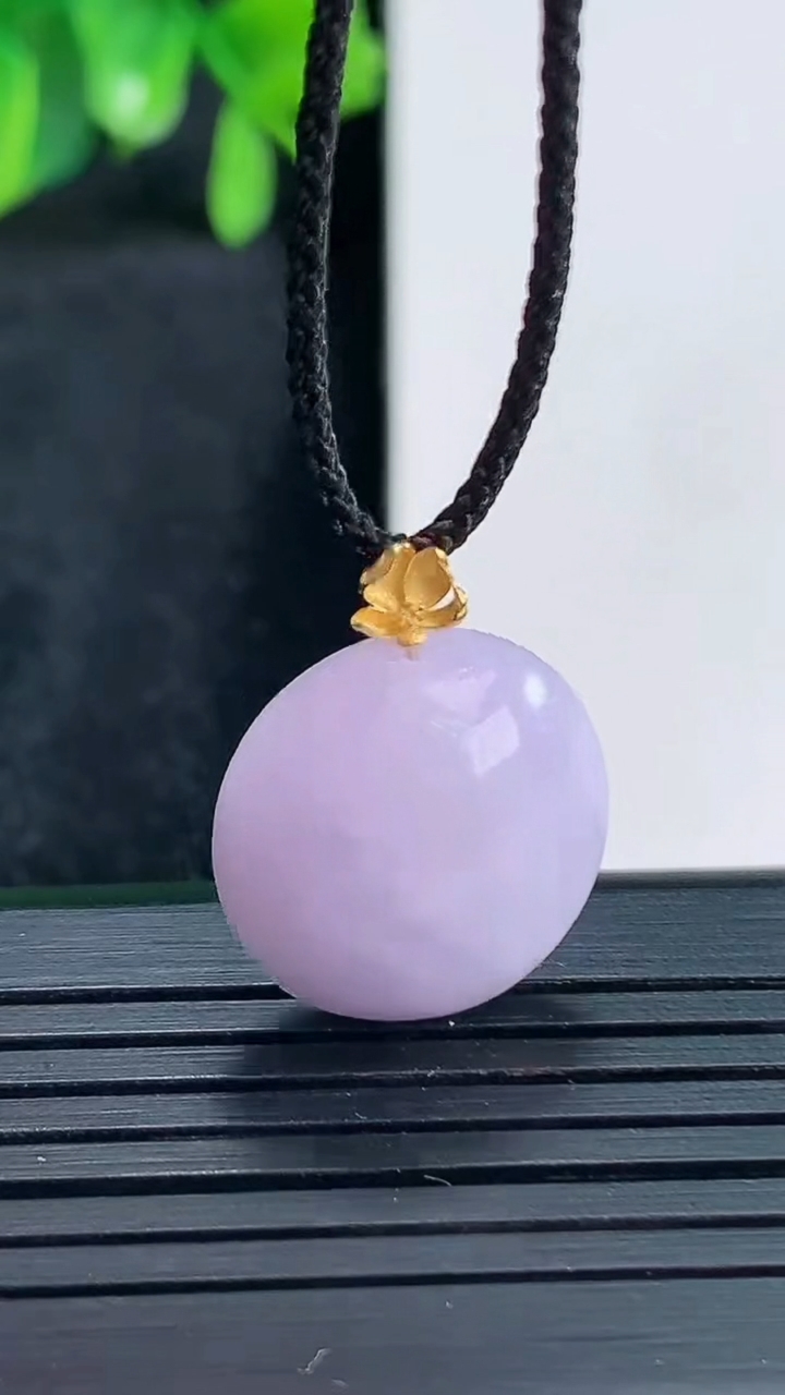 天然A货翡翠18K金紫罗兰蛋面吊坠尺寸22.7-16.9-9.1重量:4.73g
4月13日